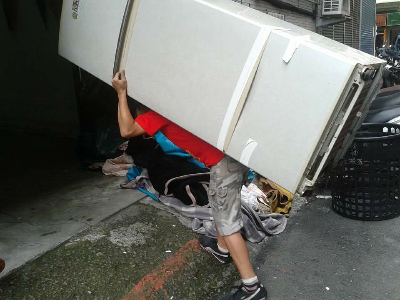 個人作業搬運冰箱