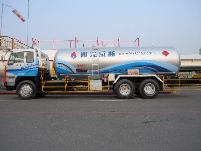 本公司10噸液化石油氣槽車，服務對象大型工業用戶