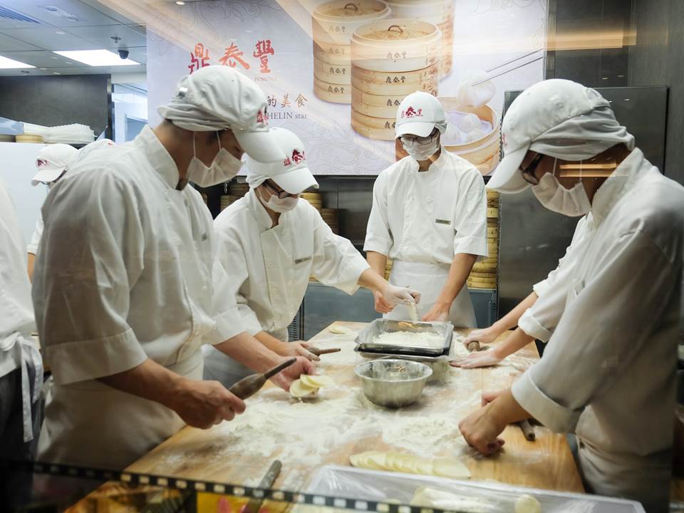 鼎泰豐限制員工口罩只能戴2色!這些雇主的不合理要求違法嗎?