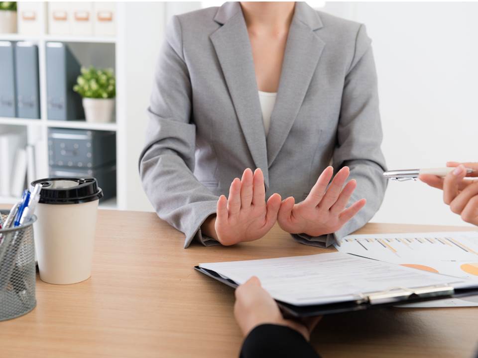 為何對同事說「不」這麼難？與其委屈硬撐，3招拒絕又不傷感情