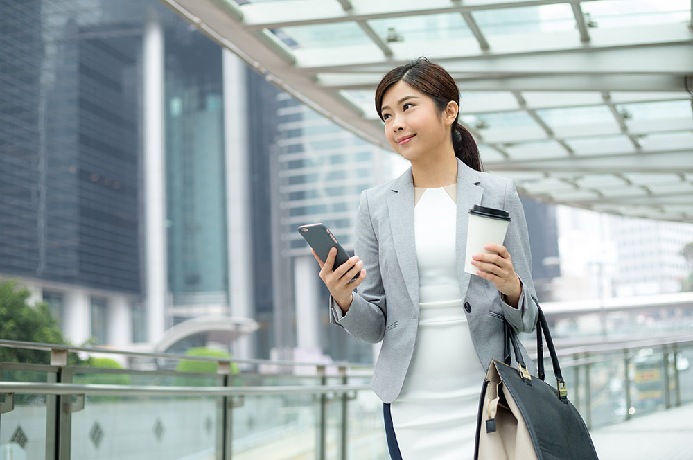 面試服裝怎麼穿?男女面試穿搭攻略,內勤人員和創意工作者大不同! 黑白灰三色系,是一般行政職務徵面試時的最佳穿搭組合。