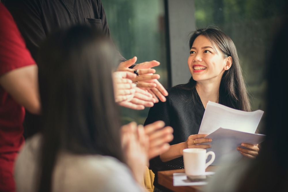 6 個方法讓別人喜歡你！專家：真誠地關心他人最討喜