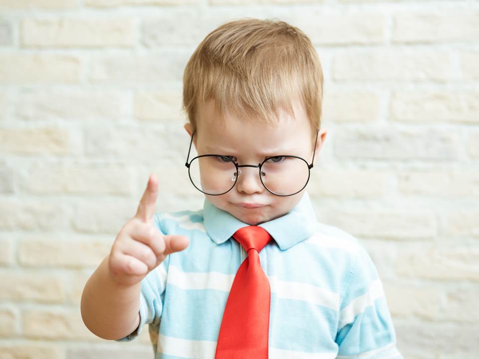 聯合同事逼走無能主管，只是白費力氣？3原因揭職場派系鬥爭黑暗面