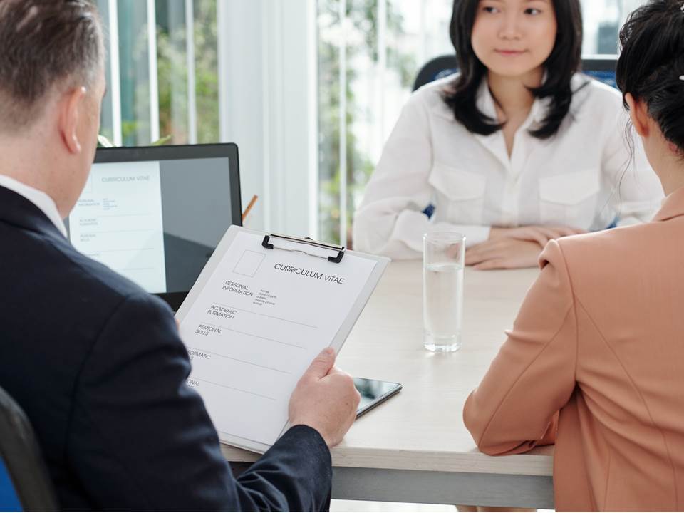履歷撰寫技巧大公開！避開10個常見錯誤，讓你面試電話接不完
