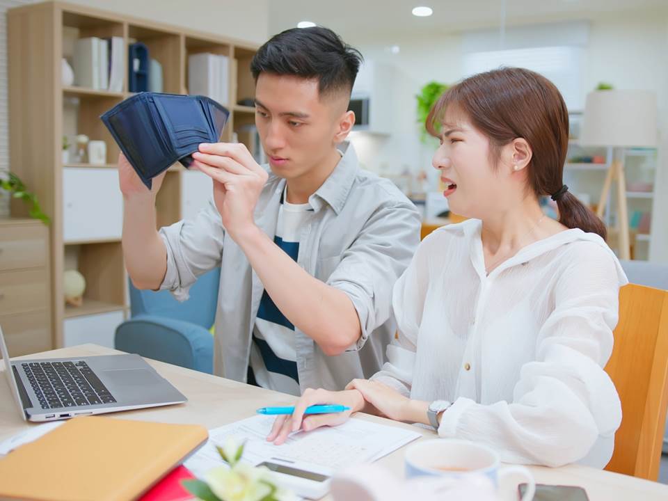 為領基本工資補貼，老闆給你少報薪資？遇高薪低報如何檢舉求償？