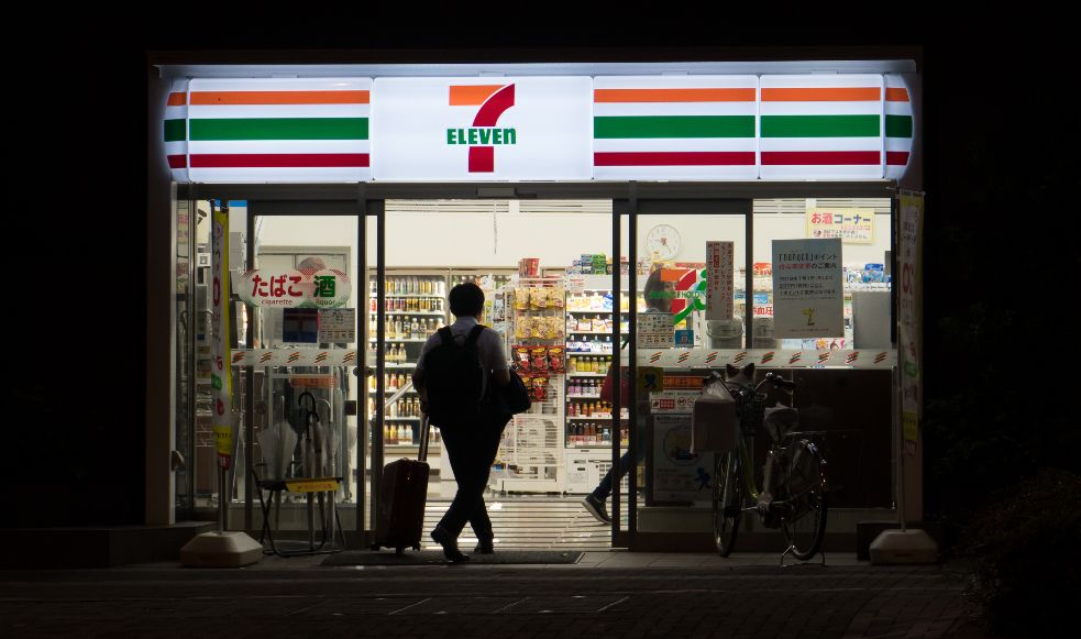 超商工作暴力頻傳，明年大夜班工作列為勞檢優先對象！勞動部新指引看這裡