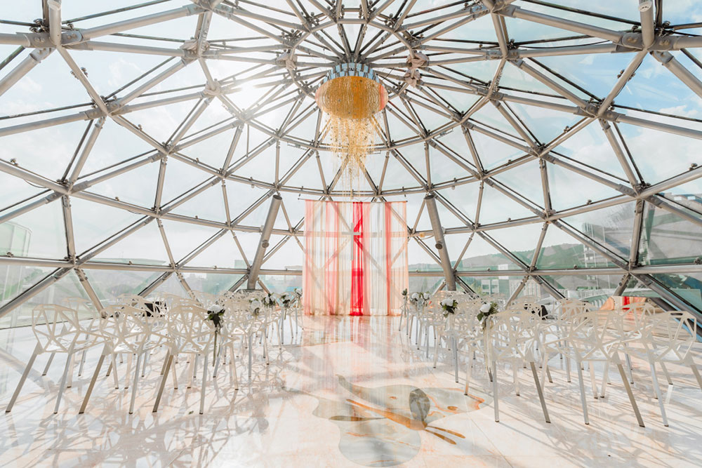 新人愈來愈重視儀式感，婚禮儀式堂扮演著重要角色，圖為大直典華的飛蝶圓頂儀式堂 Crystal Chapel。