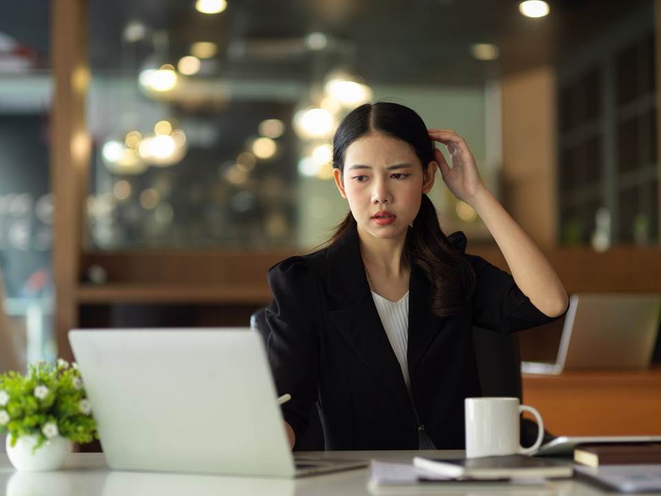 職場奇葩同事「自戀型」VS「媽寶型」！你覺得遇到誰比撞鬼還可怕？