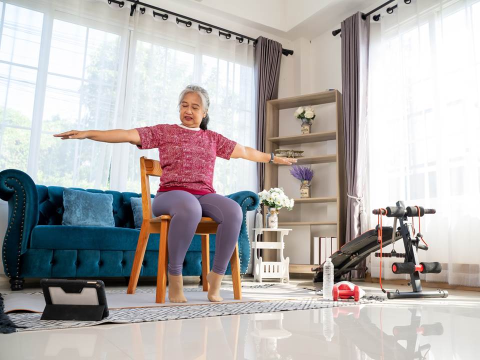 一張椅子，春節陪長輩在家運動練肌力
