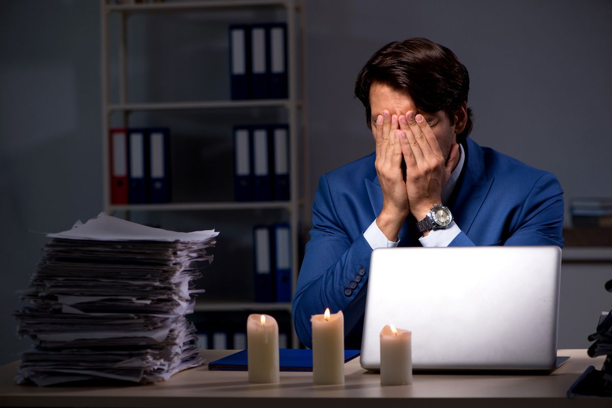 全台停電工作中斷，他遭慣老闆扣薪1小時！勞動部回應：放假可不給薪