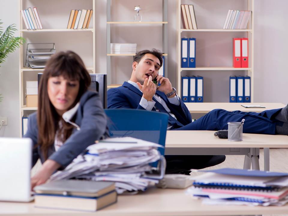 碩班作業叫下屬做、還要幫忙接小孩...遇到「公私不分」主管怎麼辦？