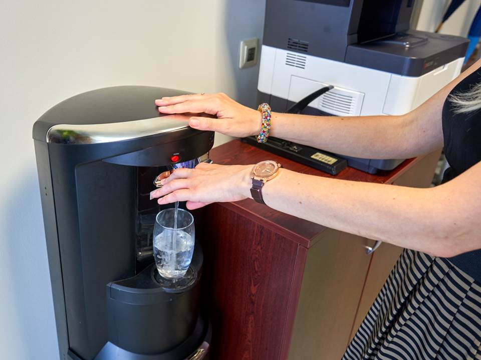 員工裝水回家喝有罪？離職後老闆告竊盜求償2.5萬，結局出爐