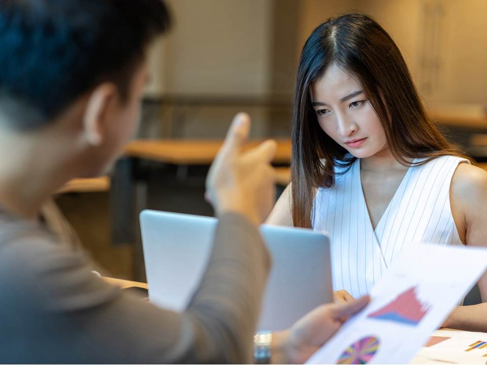 同事結案報告玩文字遊戲，主管還幫腔？他嘆：職場就是這麼腹黑