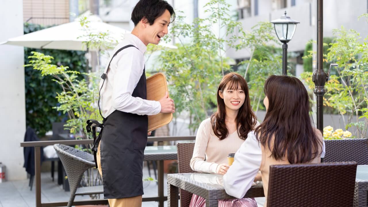 用餐被叫「大姐」瞬間暴怒！服務業員工究竟該怎麼稱呼客人？