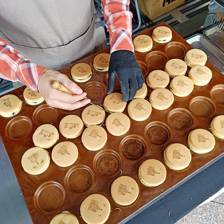 「背背客食」的車輪餅都是現做，餅皮印有該口味代表的國家圖案。