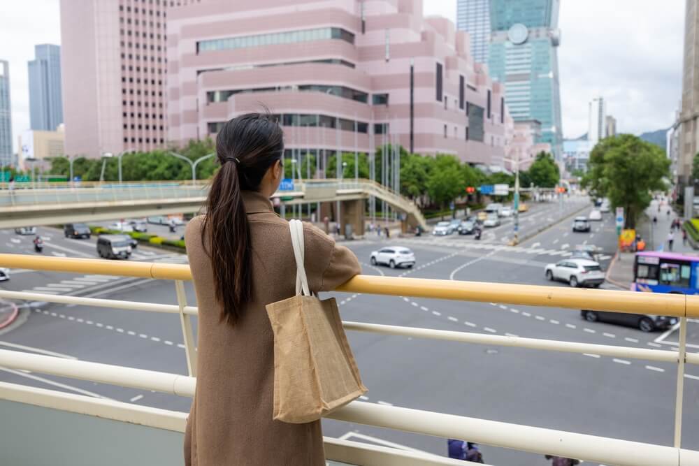 北漂新鮮人月領27K，該返鄉工作嗎？過來人曝最低生存標準：沒超過別來