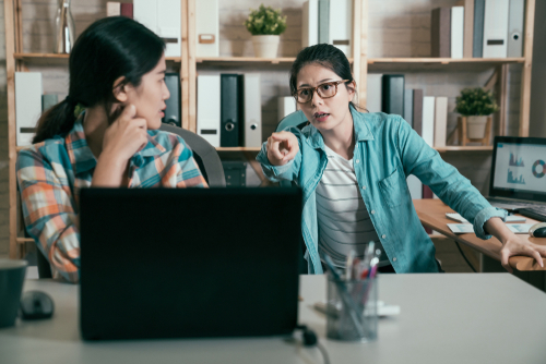 他嘆「上班一直被監視！」公司裝監視器、側錄電腦防員工摸魚合法嗎？