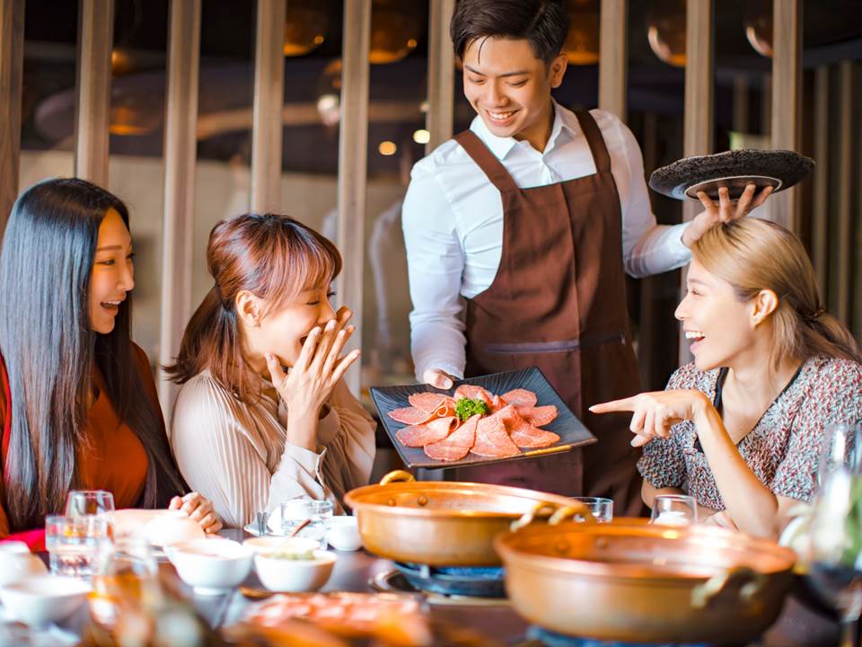 大學畢業生在餐飲業端盤子很丟臉？媽媽苦勸：快換辦公室工作