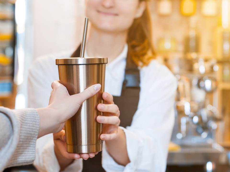 北市開首槍！12月起飲料店禁用一次性塑膠杯，業者嘆成本恐多7成