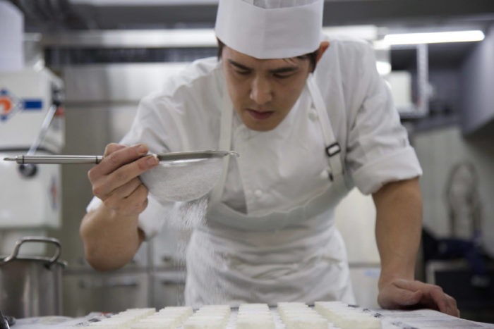 為確保達克瓦茲的細緻風味，小松真次郎在灑糖粉時，每個步驟都不馬虎