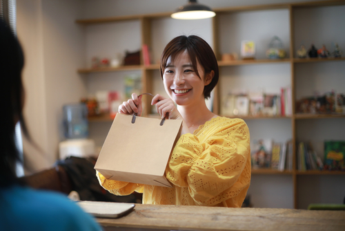 店員只是陳述事實，卻讓顧客感到「不舒服」！遇到這些服務情境為何少說一點為宜？