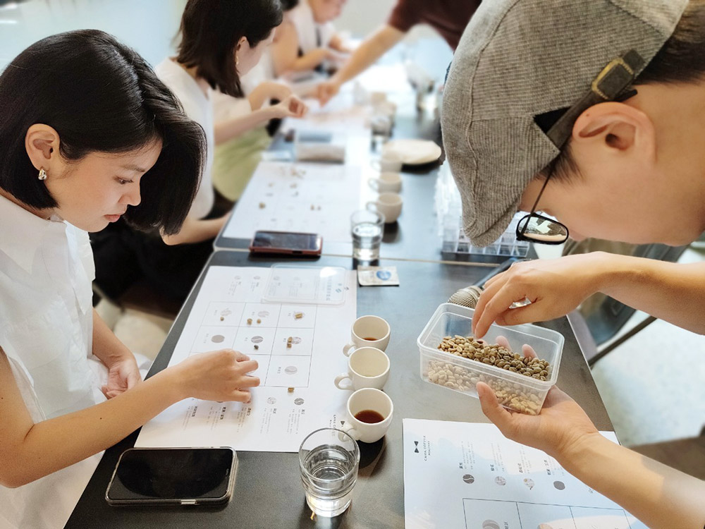 烘豆體驗課程，由專業咖啡講師親自帶領品飲、手工挑豆到烘豆的步驟環節。