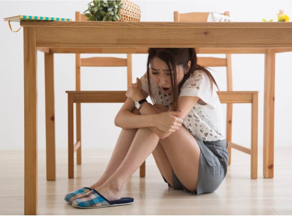 餐廳用餐、上班遇地震該如何避難？3個保命關鍵及NG作法你必須了解