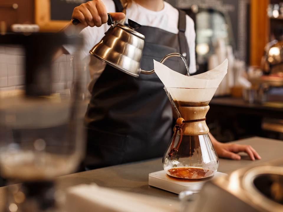 有人知道「殼bar」是什麼嗎？連鎖咖啡廳工作心得曝光，月薪上看5.5萬等你來