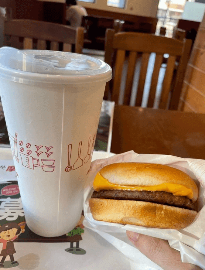 摩斯漢堡的隱藏菜單「小吉士漢堡」。