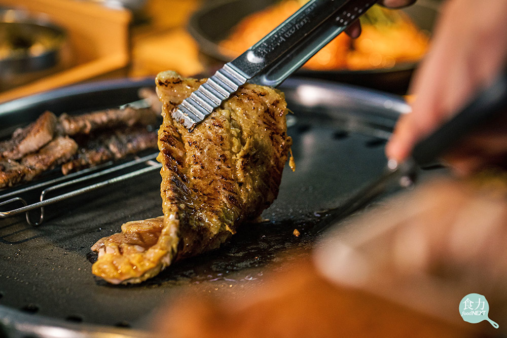 從肉品選擇到每一種醃漬醬料與肉質結合後的風味，都需要經過韓國總公司與台灣共同品評，做好嚴格的把關。