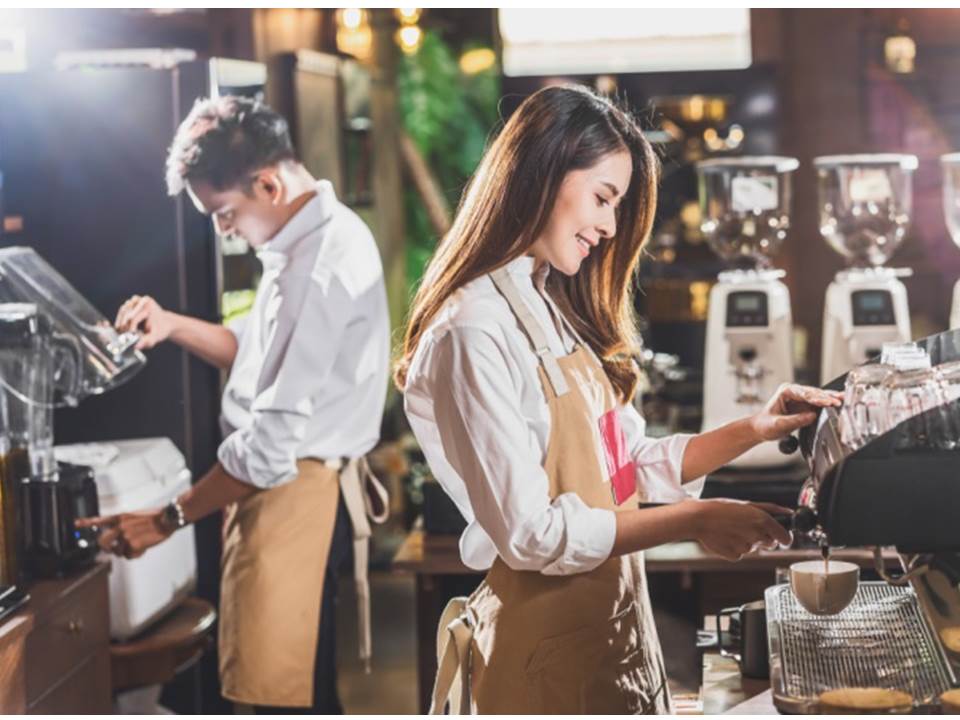 員工制服不用自己洗、做滿10年享8週特休假！一窺7家餐飲企業給員工的「特別福利」