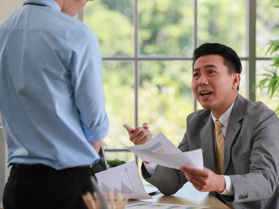 你聽過「職場PUA」嗎？小心！老闆不斷否定打壓，遇到這4情況就是危險訊號