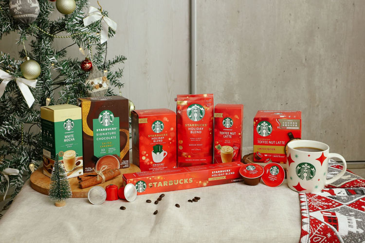 競品聯手合作！雀巢沖泡包 x 星巴克聖誕節限定「太妃核果風味拿鐵」再度回歸，2新口味在家也能享用！