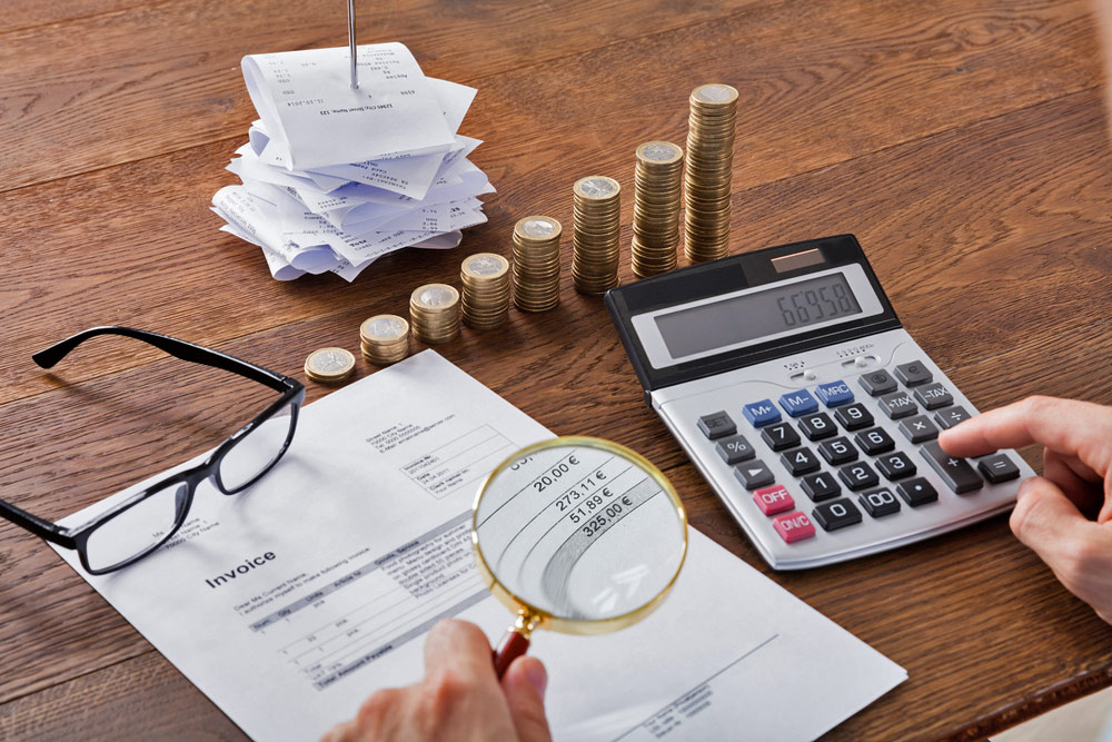 勞工被扣薪回捐當「下午茶公積金」是否合法？遲到扣錢、高薪低報，雇主常見4大違法爭議解析