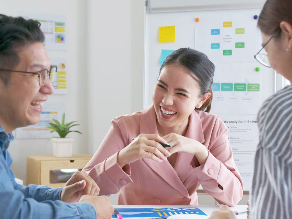 你的同事是真幽默還是假白目？3步驟搞懂幽默感養成術，更能擁有職場好人緣