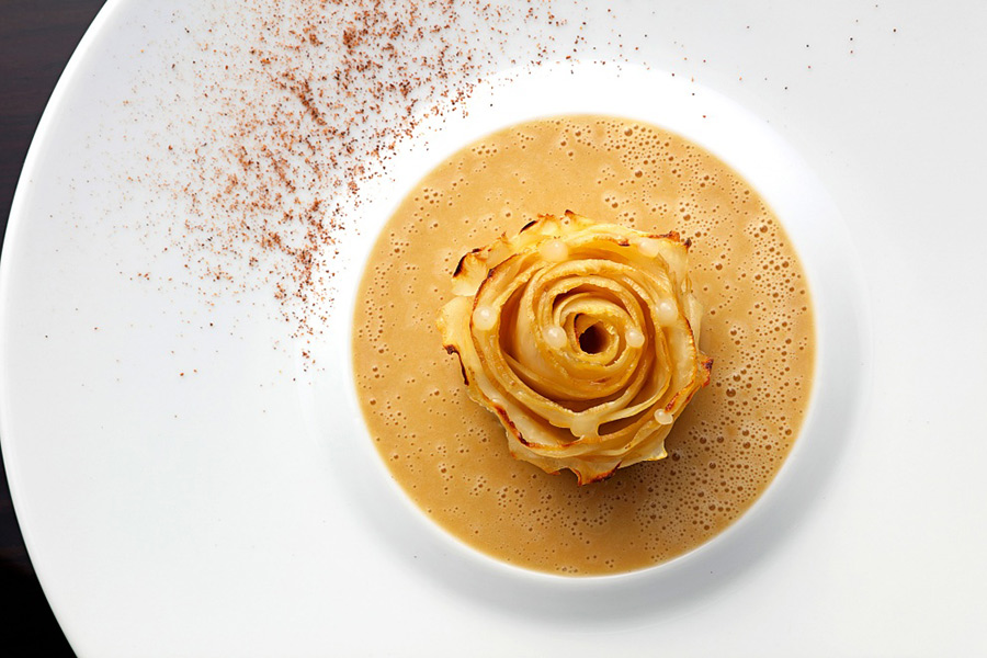 Le Grand Restaurant 的經典菜色「有機香草西芹花」。
