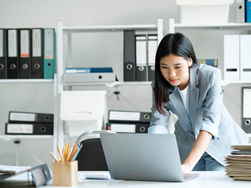 選擇比努力更重要？低門檻「免洗筷」工作也能拿到千萬年薪，3真實案例超勵志