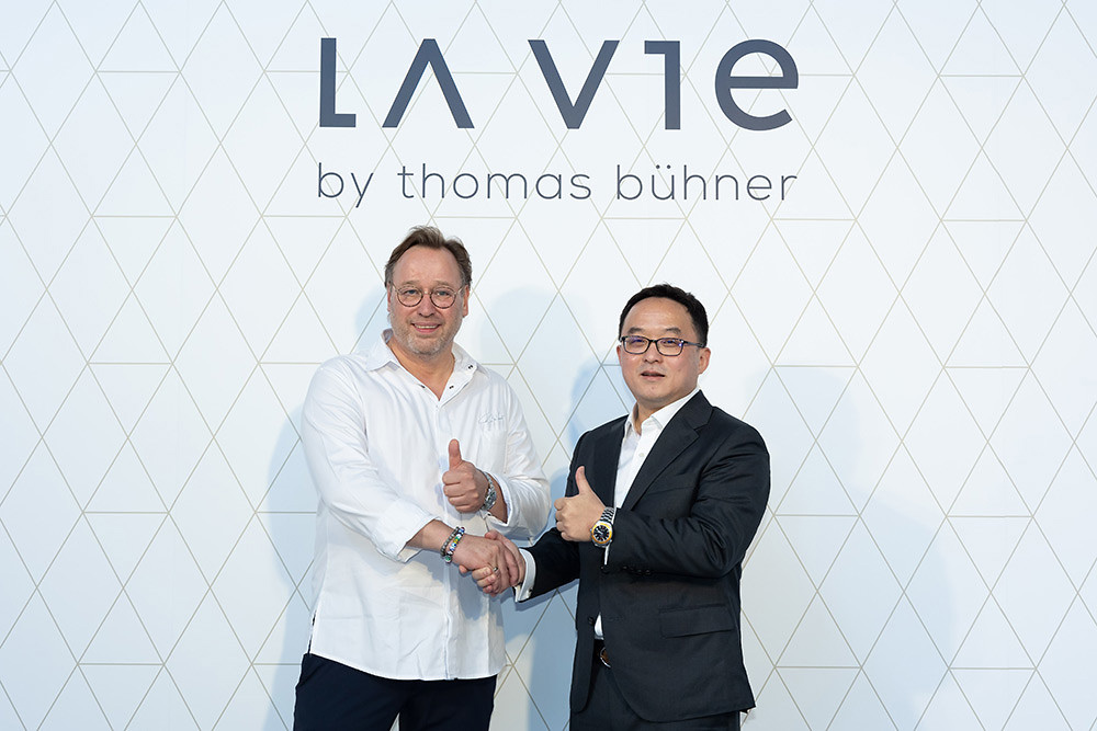風味睿麗執行長吳睿弘 (右) 與 Thomas Bühner (左) 攜手合作投資 La Vie 睿麗法式餐廳。