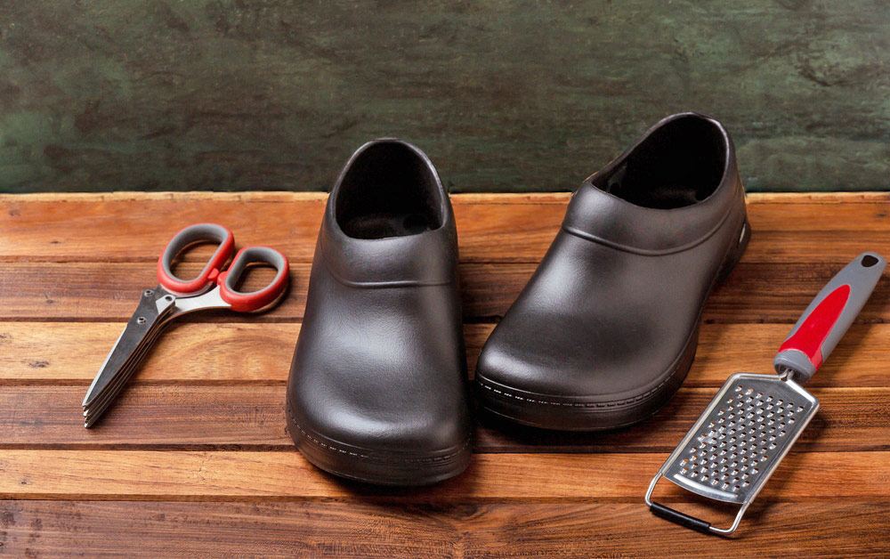一雙好的廚師鞋需要防水防滑，在廚房安全行走，也得保護腳不被熱水、熱油燙到。