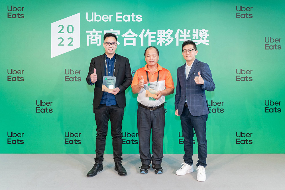 大苑子、成功傳統市場支持在地小農榮獲「最挺台獎」，Uber Eats 業務副總吉慶（右）