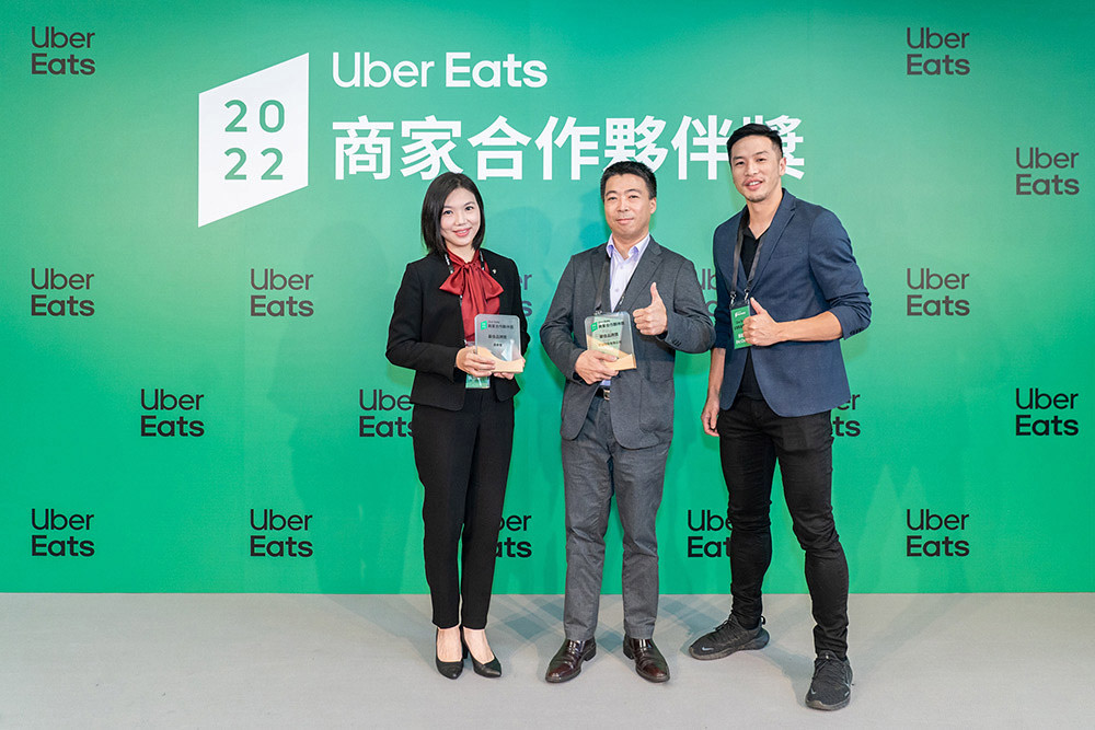 「最佳品牌獎」家樂福、鼎泰豐代表與Uber Eats台灣新事業副總張祐欣 (右) 合影。