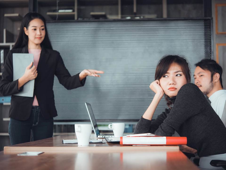 主管太無能，想越級跟老闆打小報告？2個故事告訴你：為什麼下屬永遠鬥不贏