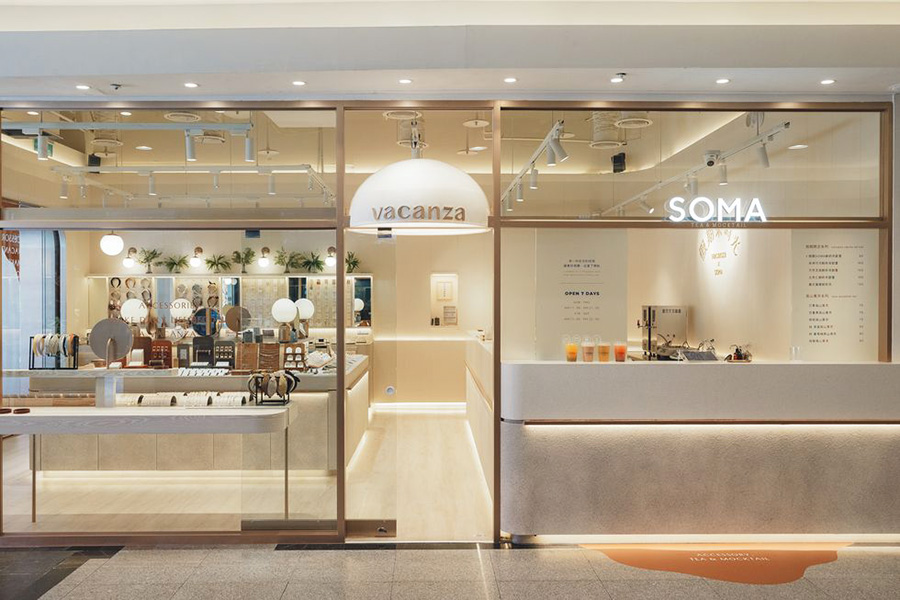 vacanza 攜手知名特調飲品 SOMA 打造「假期茶時光 vacanza x SOMA 」，以質感奶茶色為主調，營造嶄新的購物空間體驗。
