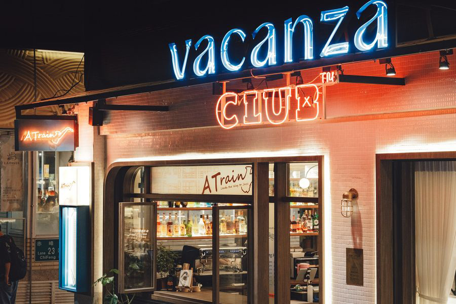 vacanza 攜手知名系列酒吧 A Train 打造「假期俱樂部 vacanza club」，刻畫獨特的紐約街頭飲酒風格。