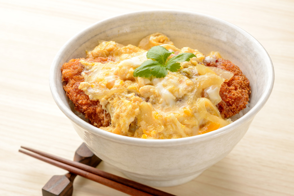 豬排丼常被國人唸為「豬排動」，其實是沒問題的，因為各國語言本來就會國語夾雜外來語。