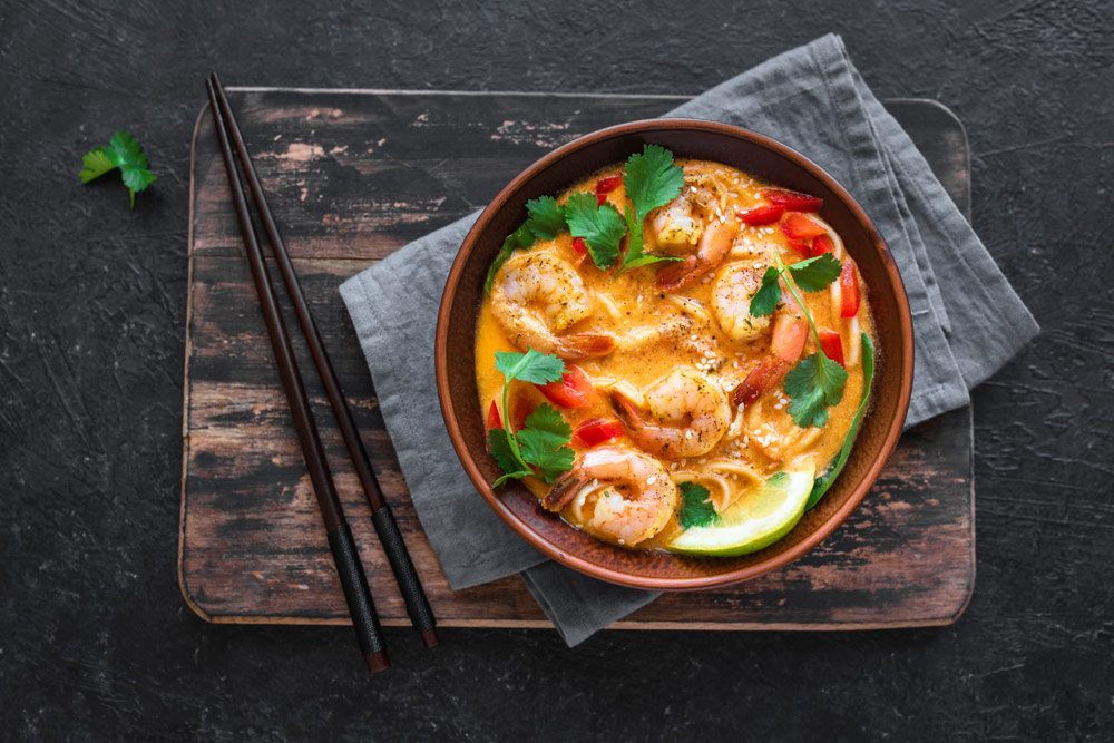 叻沙 Laksa，為馬來西亞和新加坡的經典美食。中文字讀音近似「麗莎」，但實際馬來語發音為近似「辣沙」。