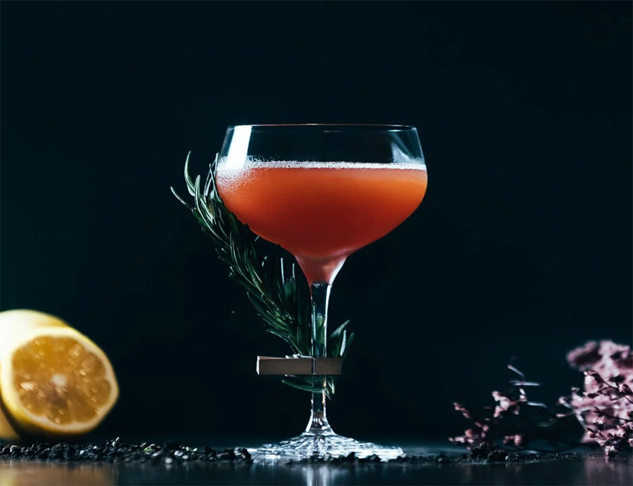 調酒「泰 Sabai」，伏特加與番茄汁的調製，還有運用檸檬葉、南薑、魚露、辣椒等食材。