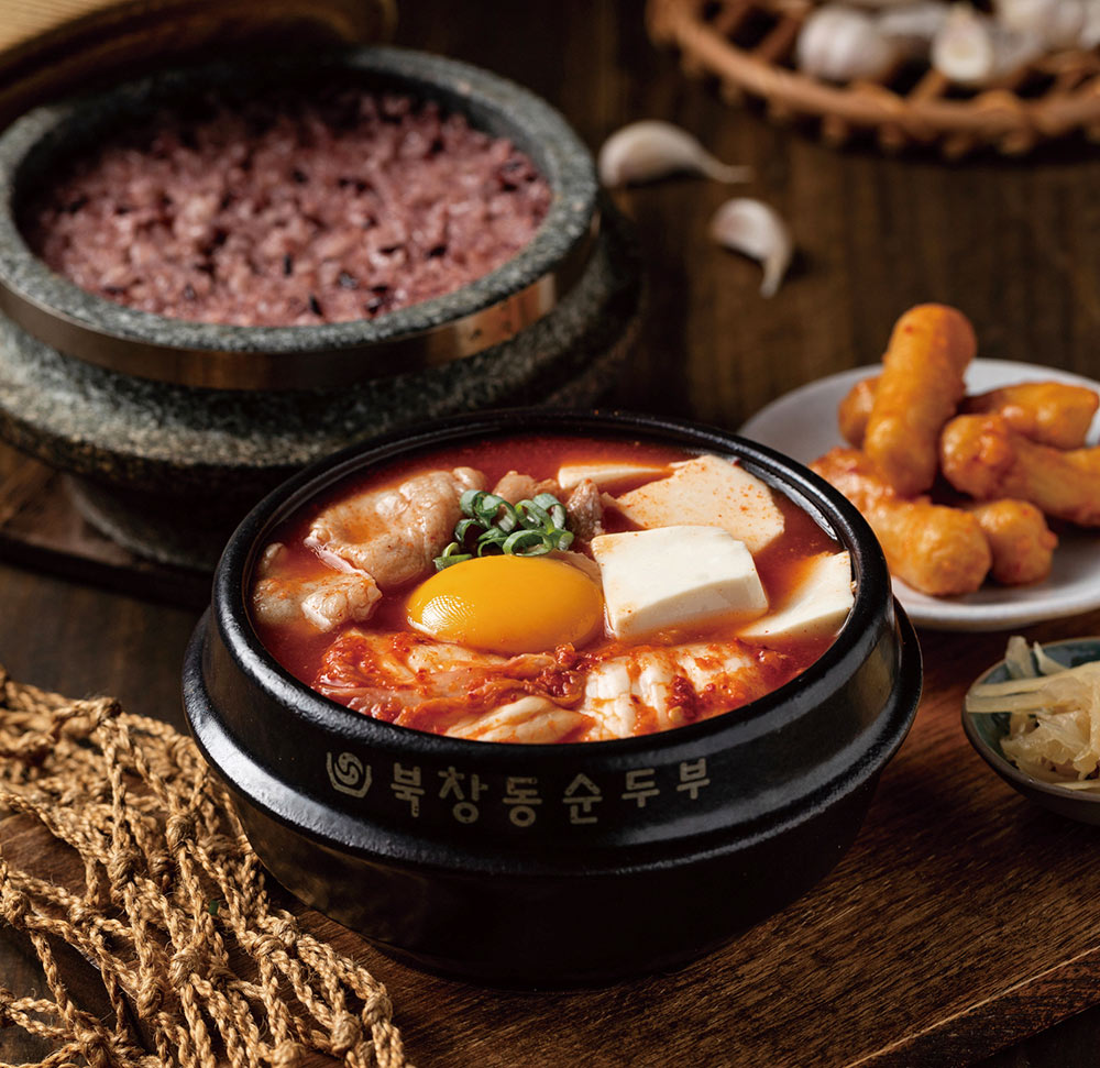 涓豆腐的嫩豆腐副餐為韓國傳統石鍋飯，將飯從食鍋中舀出後，可倒入麥茶將鍋巴燜軟，為涓豆腐的特殊吃法。