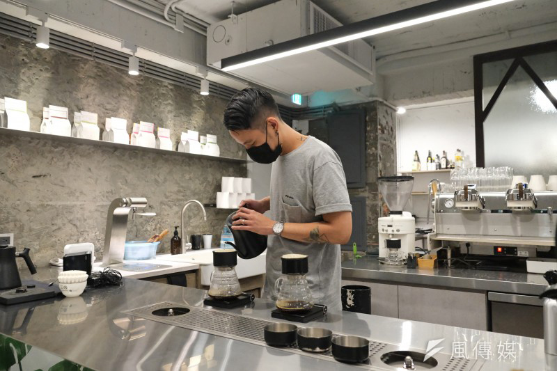 王策為了征戰世界冠軍，從咖啡溫度到水的PH值等細微變化皆需精準把控，連沖煮咖啡時的每一個動作、眼神、與評審交流的方式也包含在內。