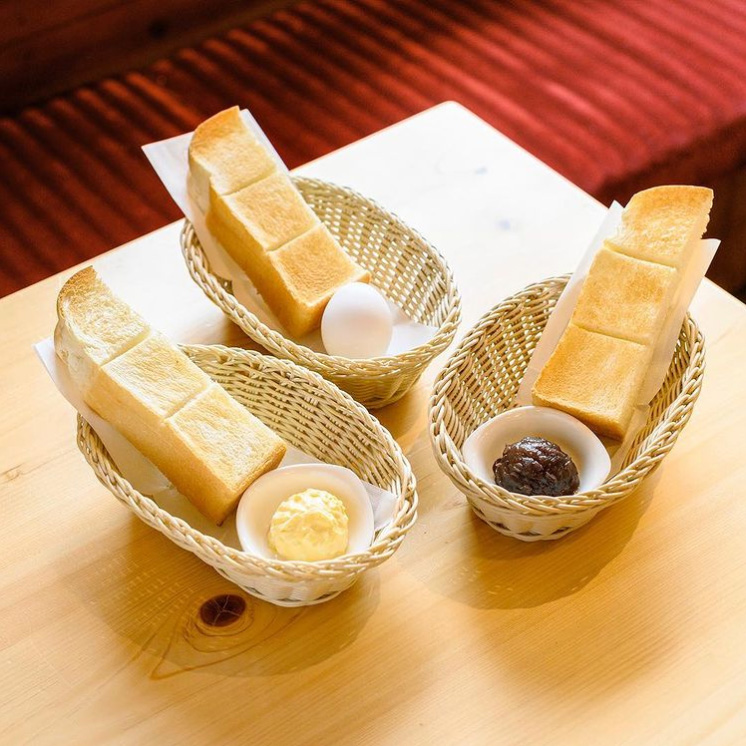 到客美多咖啡即可體驗道地名古屋朝食文化：「買飲料送早餐」、「買咖啡送吐司」。